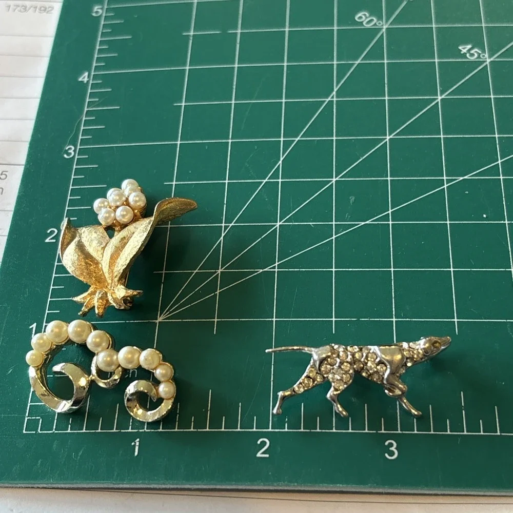Brooches 3x Faux Peals And Rhinestones One Is Signed Pakula